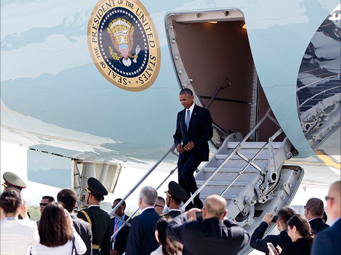 الرئيس الأمريكي باراك أوباما ينزل من السلم الخلفي للطائرة في مطار خانغجو جنوب شرق الصين - أسوشيتد