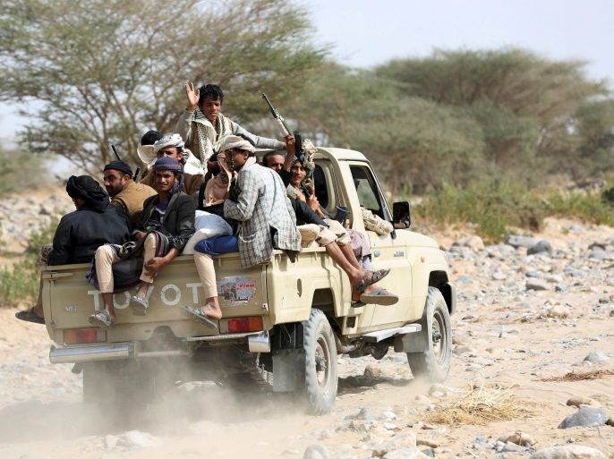 Tribal fighters loyal to Yemen's government ride in the back of a pick-up truck in Al Khurais village of Nihm district east of the capital Sanaa January 11, 2016. REUTERS/Ali Owidha