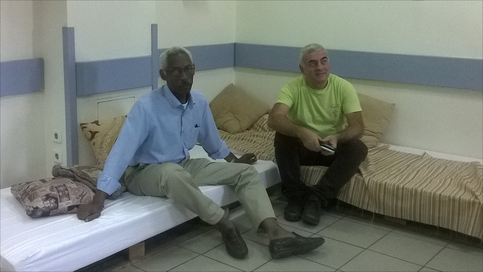 ‪رئيس منتدى المهاجرين في اليونان معاوية أحمد (يسار) ونيكولاوس خريسويالوس‬ (الجزيرة)
