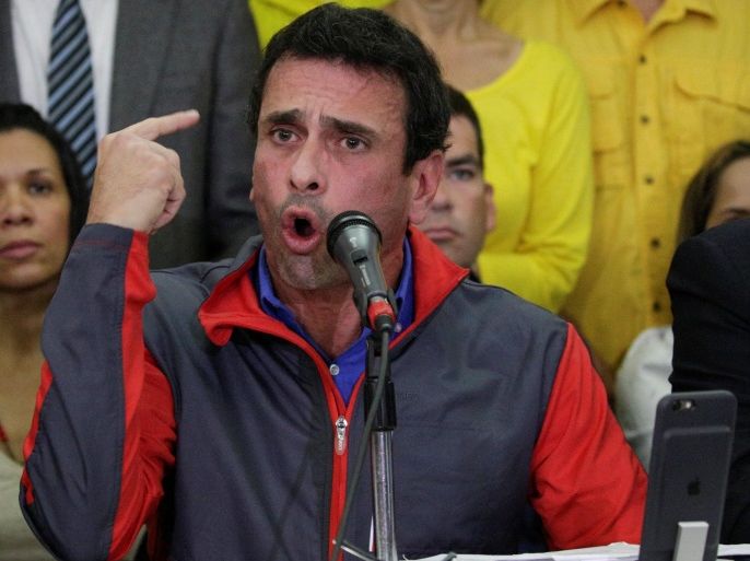 Venezuelan opposition leader and Governor of Miranda state Henrique Capriles speaks during a news conference in Caracas, Venezuela October 21, 2016. REUTERS/Marco Bello TPX IMAGES OF THE DAY