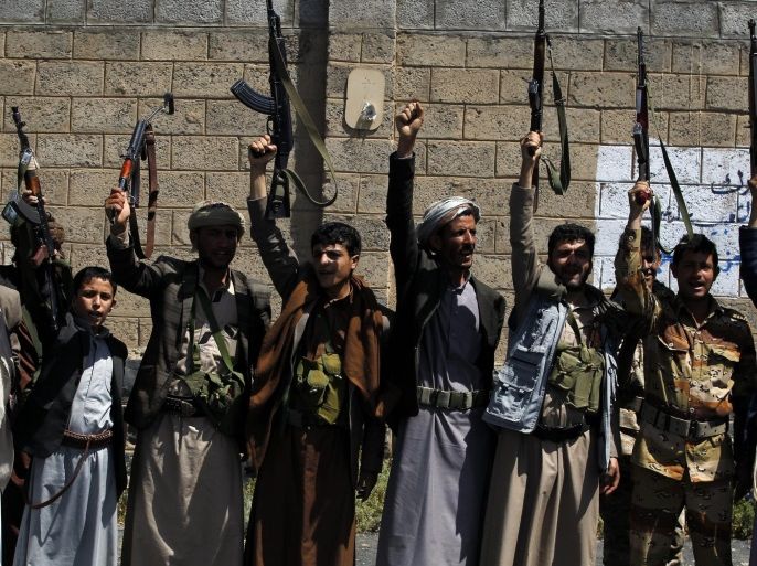 Armed Houthi supporters shout slogans and brandish weapons during a gathering to mobilize more fighters into several battlefronts, in Sana'a, Yemen, 02 October 2016. According to reports, the Houthi rebels mobilized more fighters to support their militias and allied troops fighting Saudi-backed Yemeni government forces in several positions across war-torn Yemen.