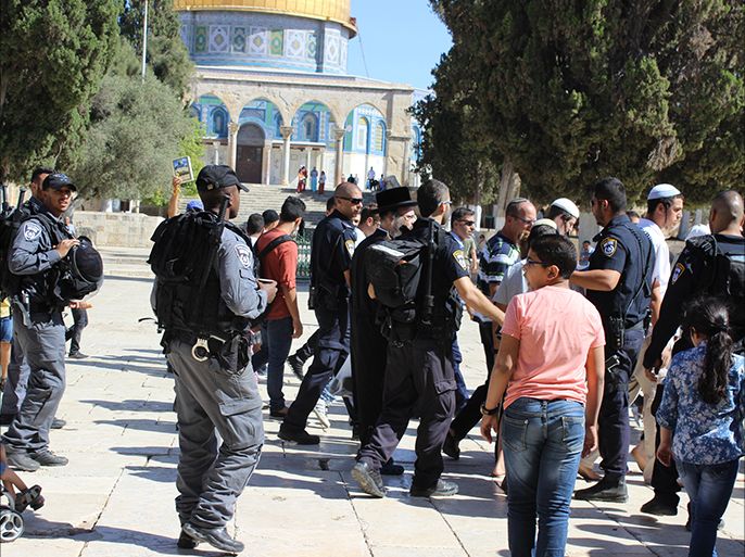 المسجد الأقصى المبارك ، مجموعة من المستوطنين يتجولون في ساحات الأقصى بحماية الشرطة الإسرائيلية