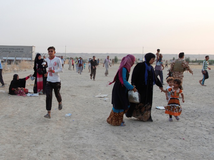 ‪آلاف النازحين يفرون من الموصل وسط مخاوف من تهجير ديمغرافي‬ (رويترز)