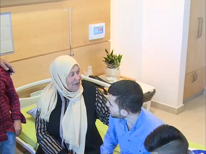الأسير الفلسطيني مالك القاضي مع والدته لدى مغادرته مستشفى برام الله