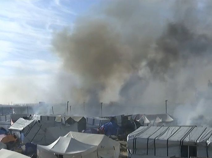 السلطات الفرنسية تواصل إخلاء مخيم كاليه للاجئين بعد اندلاع حرائق فيه