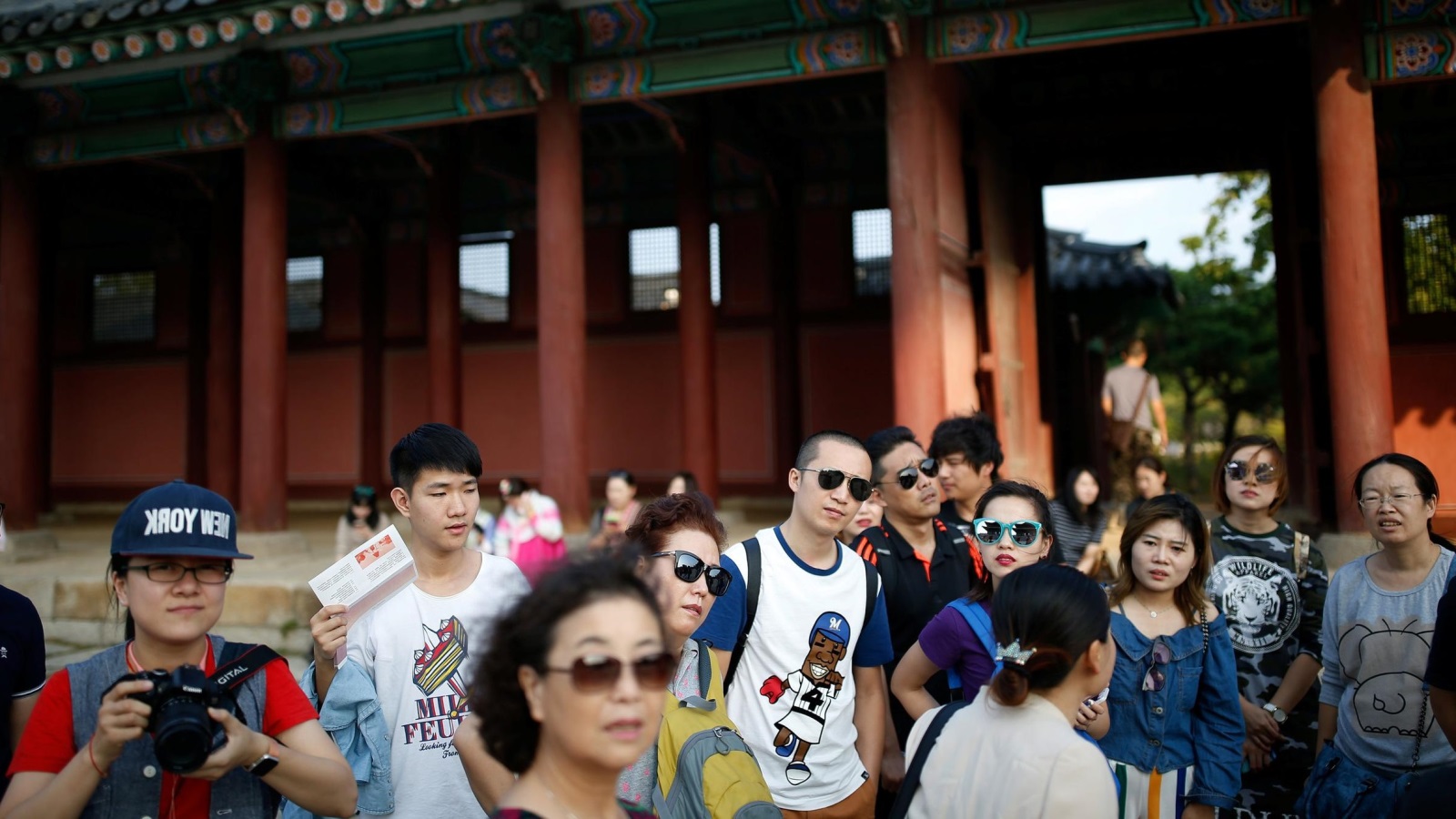 سياح صينيون بأحد المواقع في سول عاصمة كوريا الجنوبية (رويترز)