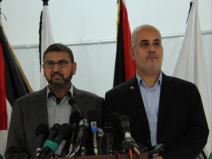 / يمين المتحدث باسم حركة حماس فوزي برهوم، ويسار سامي أبو زهري المتحدث باسم حركة حماس أثناء عقد المؤتمر الصحفي ردا على قرار المحكمة العليا بإلغاء الانتخابات في غزة، وقرار الحكومة بتأجيل الانتخابات.