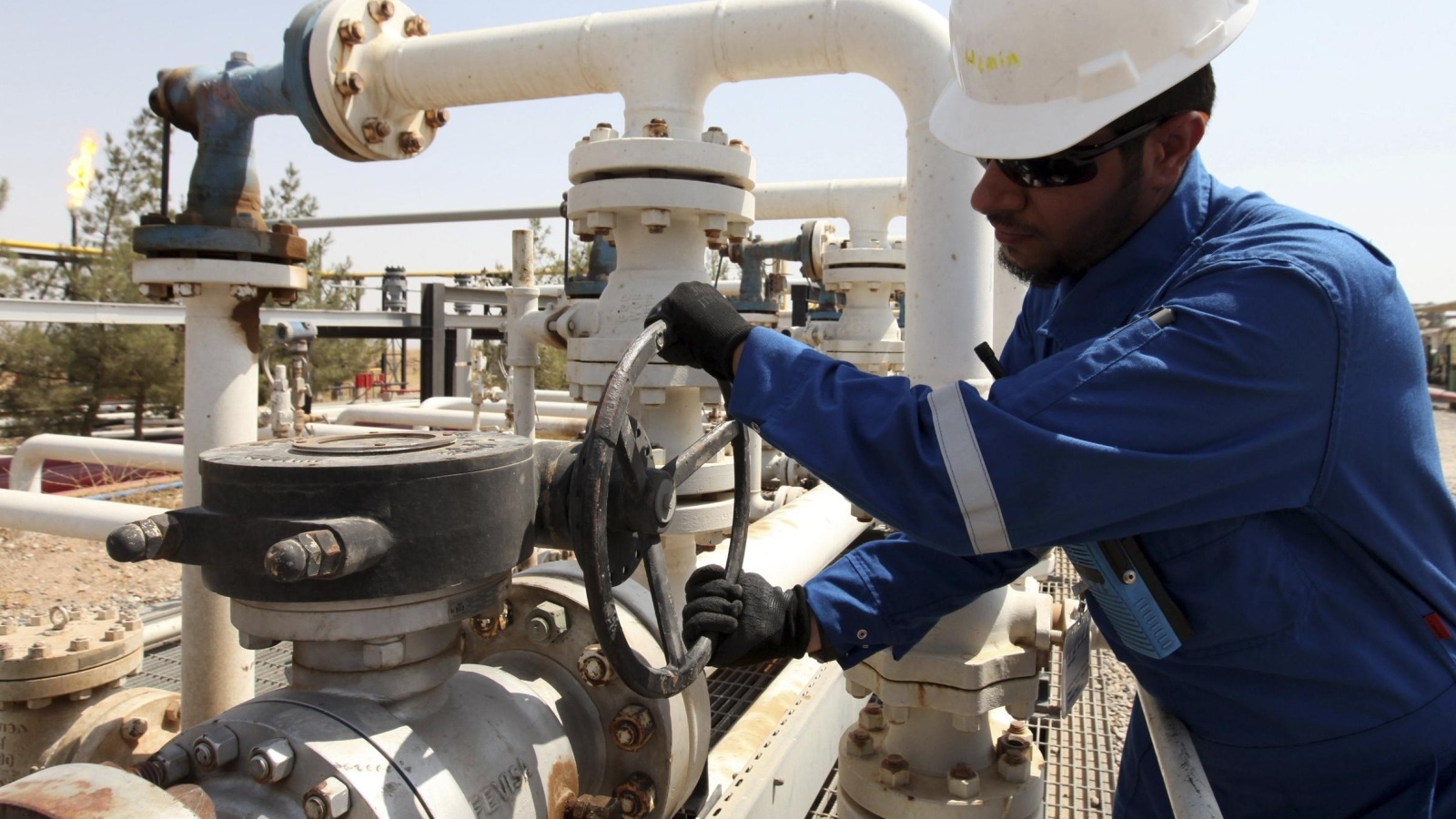 ‪تدني أسعار النفط دفع العراق لخفض الإنفاق الحكومي بشكل كبير‬ (رويترز)