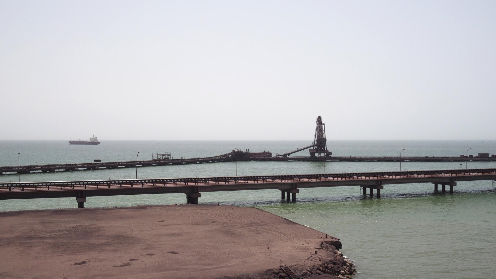 خامات المعادن الموريتانية تنقل للخارج عبر ميناء سنيم بالعاصمة الاقتصادية نواذيبو (رويترز)
