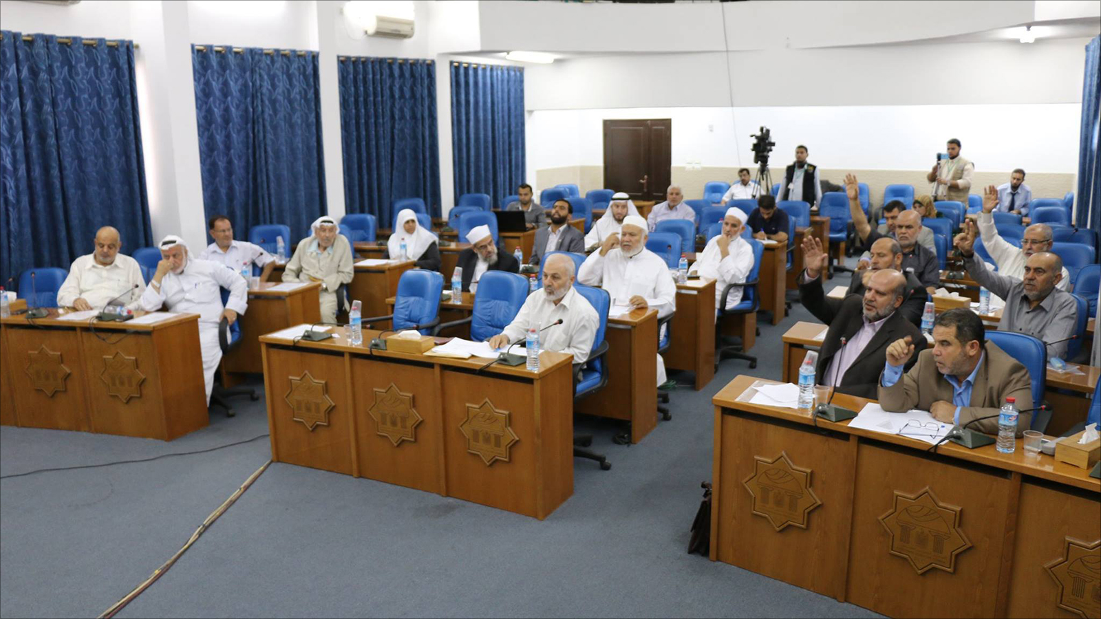 ‪كتلة حماس في المجلس التشريعي أوصت بعودة حكومة إسماعيل هنية لمزاولة أعمالها‬ (الجزيرة)