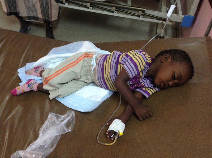 يرقد الطفل عبد الجبار قائد، المصاب بمرض الكوليرا على سرير بمستشفى الصداقة بعدن الجزيرة نت