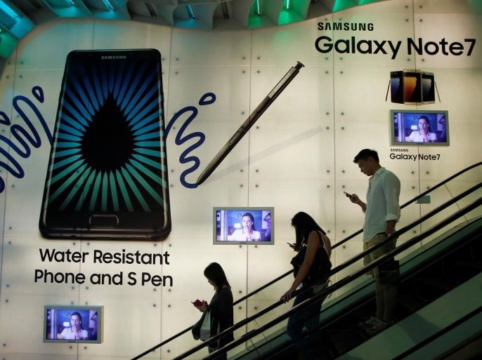 People pass a Samsung Note 7 advertisement in Singapore September 22, 2016. REUTERS/Edgar Su