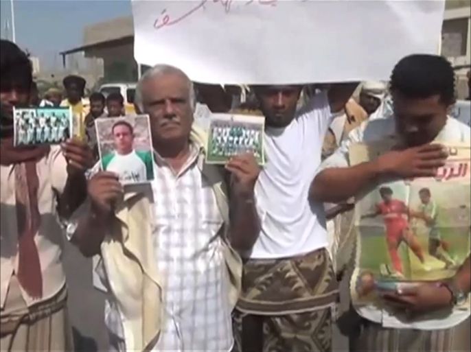 وقفة احتجاجية لأهالي المعتقلين والمختفين قسرا أمام مبنى المحافظة القديم في أبين