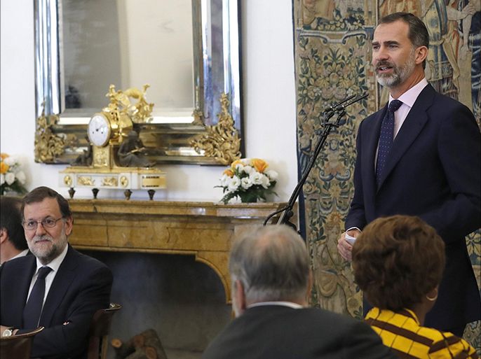Spain's King Felipe VI (R) delivers a speech next to Spanish Prime Minister Mariano Rajoy (L) during the annual meeting of the Cervantes Institute Patronage held at the Royal Palace of Aranjuez on the outskirts of Madrid, Spain, 11 October 2016.