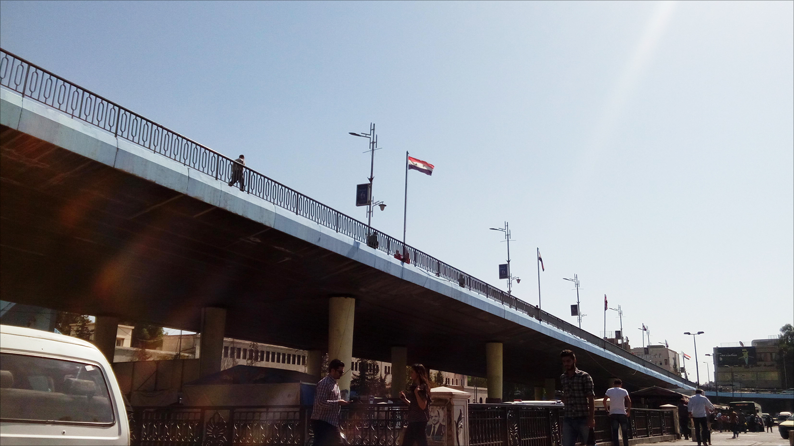 ‪جسر الرئيس وسط العاصمة بعد حملة لتنظيفه وطلائه‬ (الجزيرة نت)