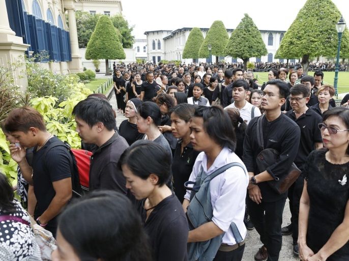 Thai mourners queue up to sign condolence books to pay their respects to the late Thai King Bhumibol Adulyadej at Sala Sahathai Samakhom Pavilion inside the compound of the Grand Palace in Bangkok, Thailand, 16 October 2016. King Bhumibol, the world's longest reigning monarch died at the age of 88 in Siriraj hospital on 13 October 2016.