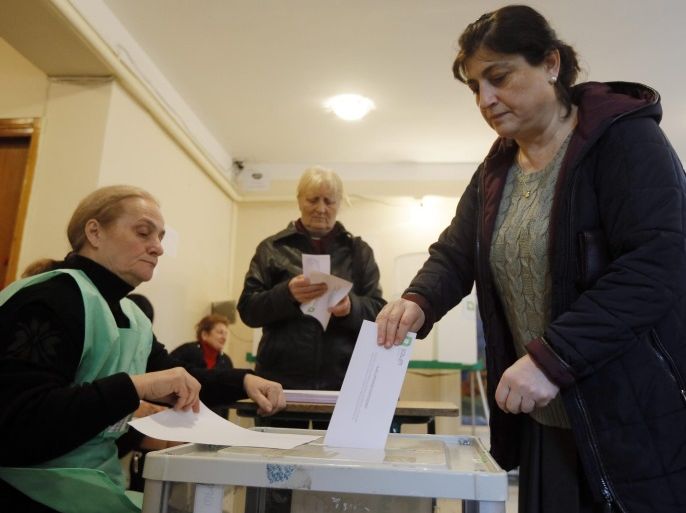 People cast their ballots at a polling station during the second round of the parliamentary elections, in Tbilisi, Georgia, 30 October 2016. Georgia holds the second round its parliamentary election on 30 October.