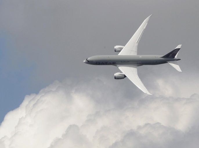 A Boeing 787 Dreamliner, owned by Qatar Airways, performs a display flight at the Farnborough Airshow 2012 in southern England in this July 10, 2012 file photo. Qatar Airways said on July 26, 2013 it had taken one of its Boeing 787 Dreamliners out of service following what it described as a "minor" technical issue, as pressure mounted on the plane maker over possible new electrical problems with the advanced jet. REUTERS/Luke MacGregor/Files (BRITAIN - Tags: TRANS