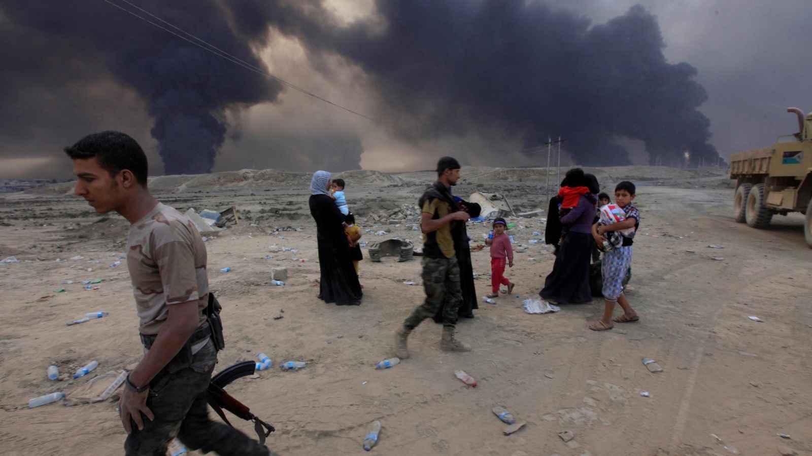 ‪المدنيون الفارون من معركة الموصل بين نارين‬ (رويترز)