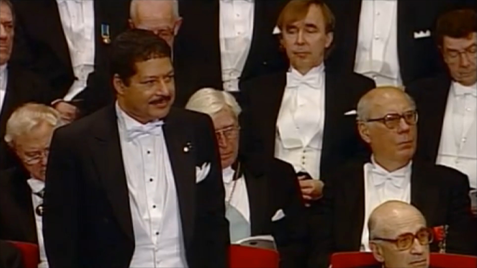 ‪زويل (الواقف) حصل على جائزة نوبل في الكيمياء سنة 1999‬ (الجزيرة)