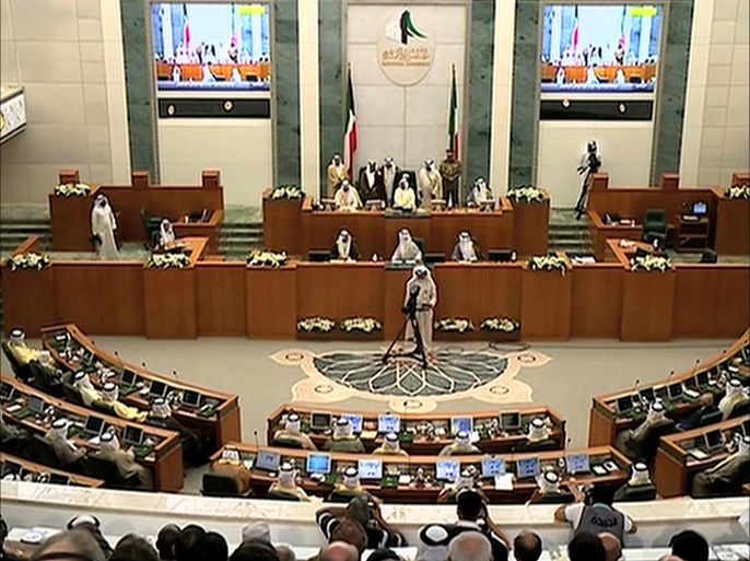 أمير الكويت يحل مجلس الأمة