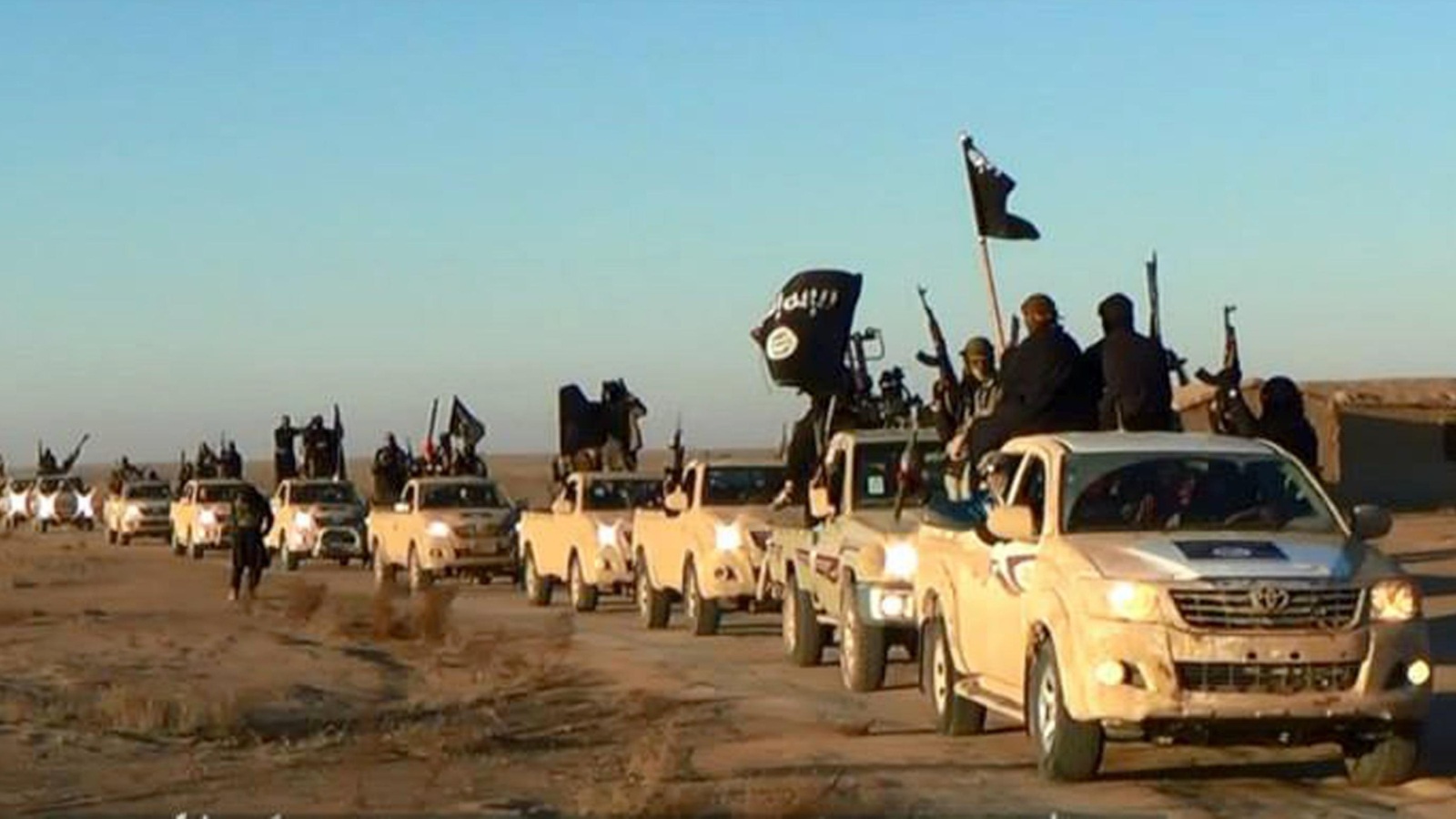 ‪قافلة لمقاتلي تنظيم الدولة تنتشر في منطقة الأنبار غربي العراق منتصف 2014‬ (أسوشيتد برس)