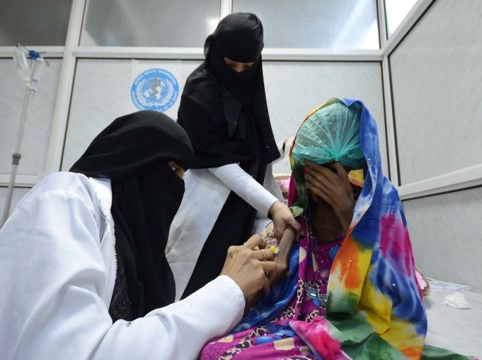 Nurses attend to Saida Ahmad Baghili, 18, at the al-Thawra hospital where she receives treatment for severe acute malnutrition in the Red Sea port city of Houdieda, Yemen October 25, 2016. REUTERS/Abduljabbar Zeyad SEARCH "SAIDA YEMEN" FOR THIS STORY. SEARCH "WIDER IMAGE" FOR ALL STORIES.