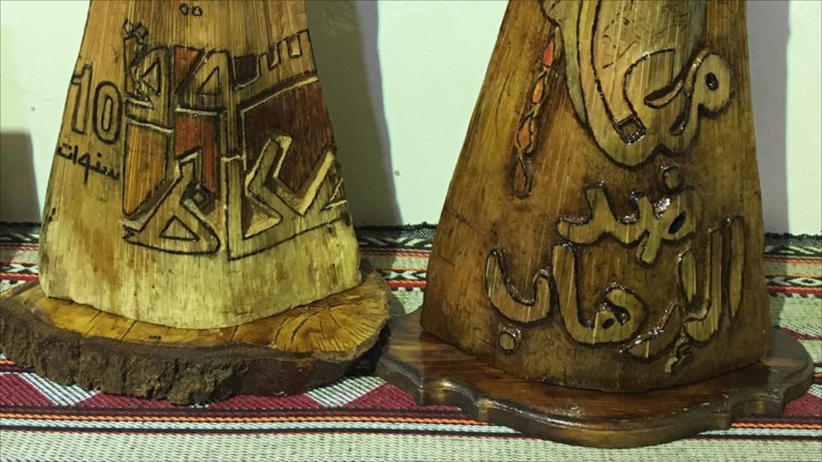 فنان تشكيلي سعودي يحول سعف النخل إلى لوحات فنية
