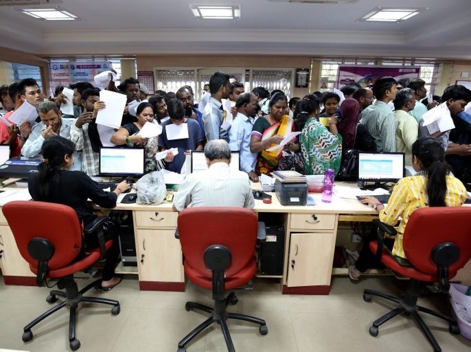 People stand in queue to exchange Indian rupee notes at a bank in Bangalore, India, 10 November 2016. In a major decision, Indian Prime Minister, in an address to the nation has stated that currency notes with denomination values of INR 500 (about 7.5 US dollars) and INR 1000 (about 15 US dollars) respectively will be invalid and will be discontinued from midnight of 08 November 2016. Indian government also introduced the new notes of INR 500 (about 7.5 US dollars) and