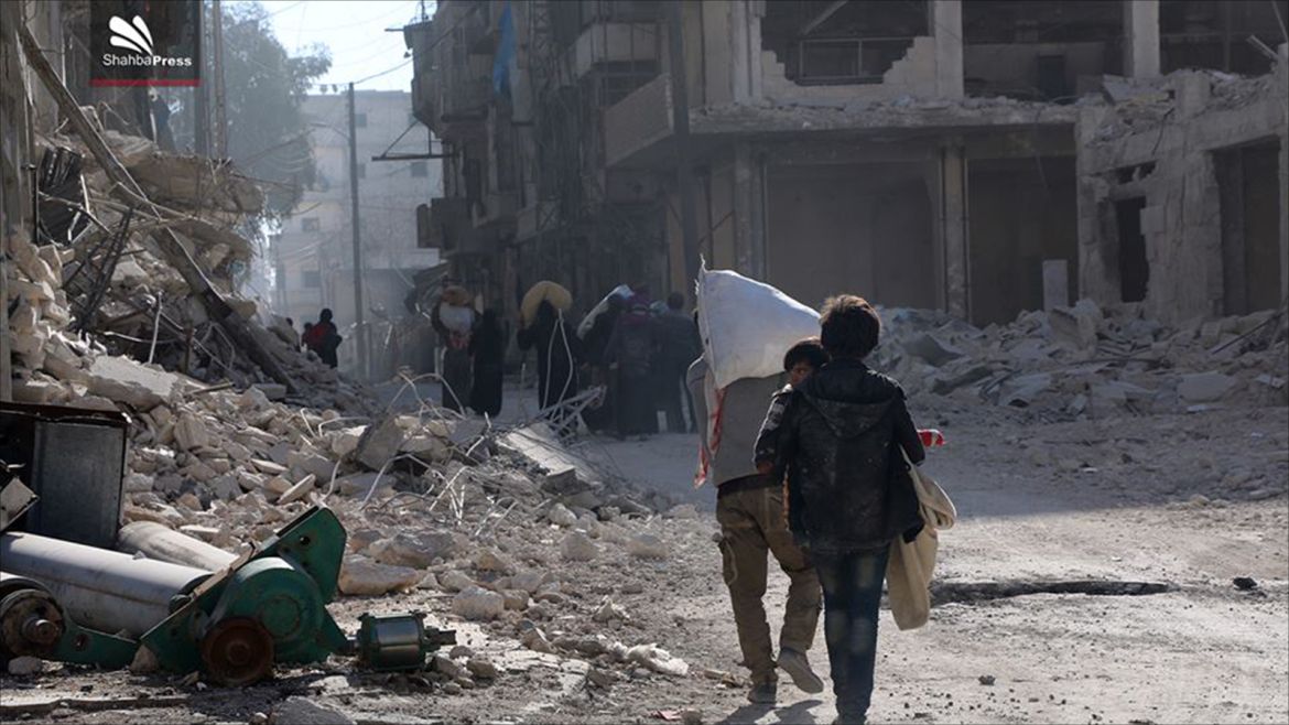 مدنيون من الاحياء الشرقية لمدينة #حلب يحاولون النزوح إلى أحياء