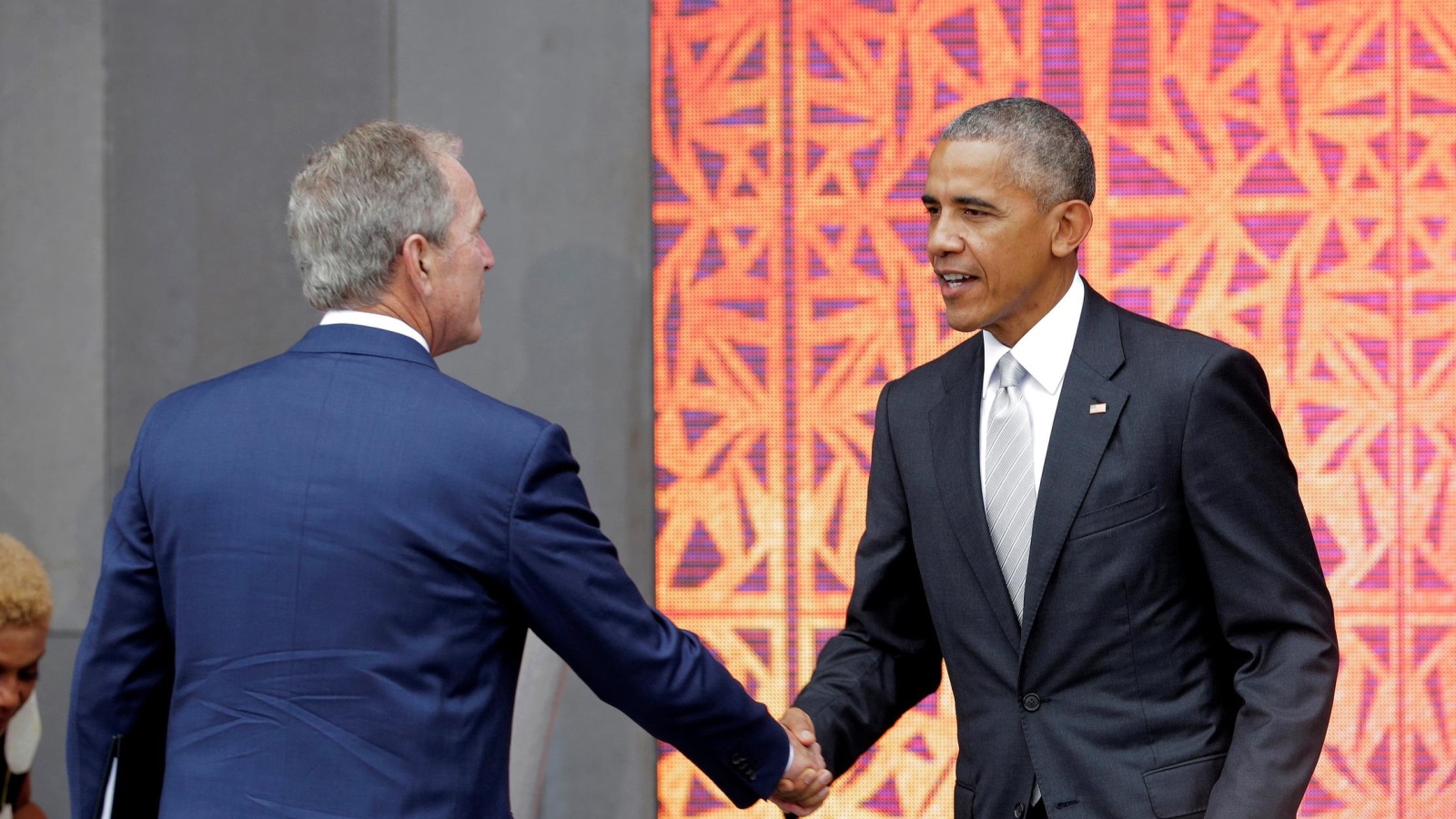 ‪الرئيس الأميركي المنتهية ولايته باراك أوباما (يسار) والرئيس الأميركي الأسبق جورج بوش التقيا في مناسبات متعددة‬ (رويرتز)