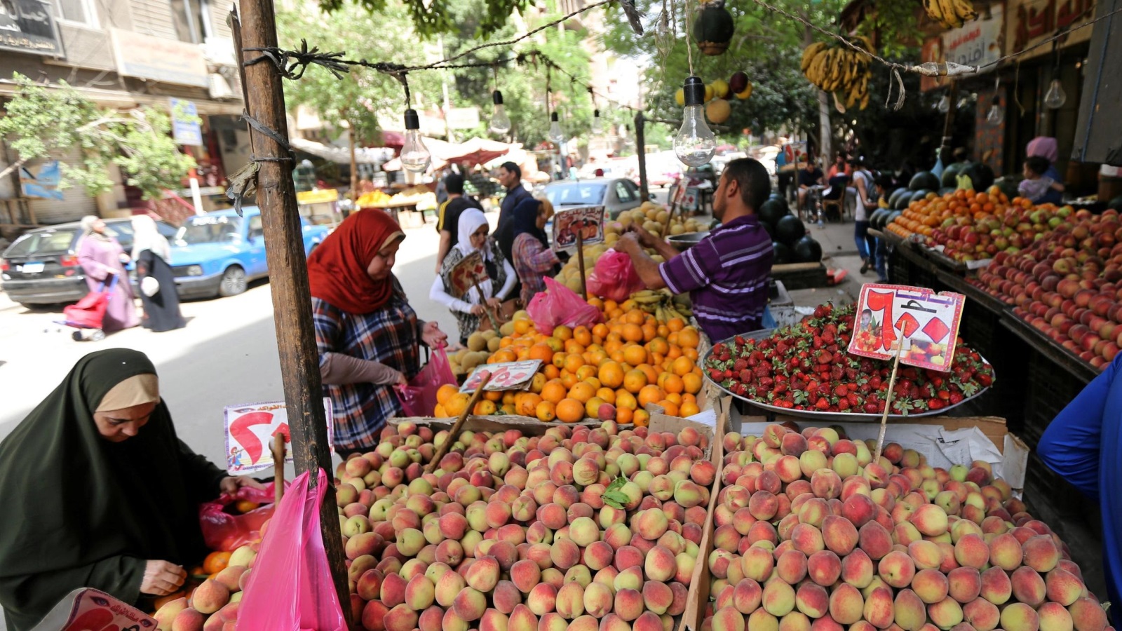 سوق للخضار والفواكه في القاهرة (رويترز)
