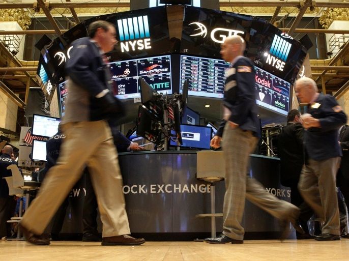 Traders work on the floor of the New York Stock Exchange (NYSE) in New York City, U.S., October 14, 2016. REUTERS/Brendan McDermid