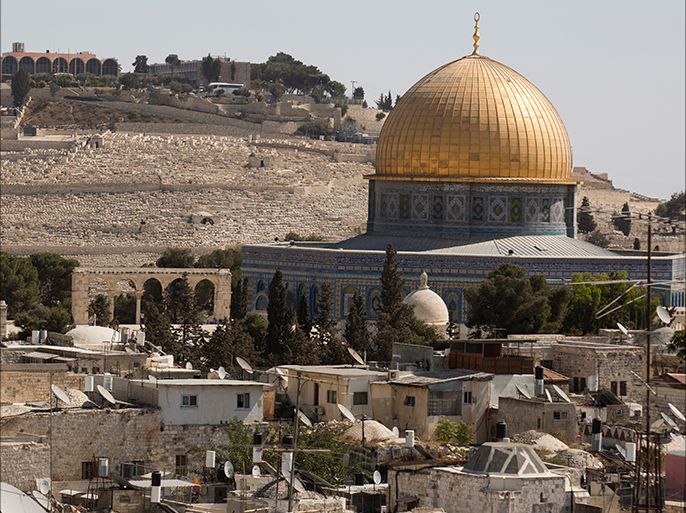 epa05585159 A general view of the Dome of the Rock, in the Muslim headquarter of the old city of Jerusalem, and the ancient Jewish cemetery on Mount of Olives in the background, Jerusalem 14 October 2016. UNESCO passed a resolution 13 October that denies the Jewish link to the Temple Mount and the Western Wall . EPA/ATEF SAFADI