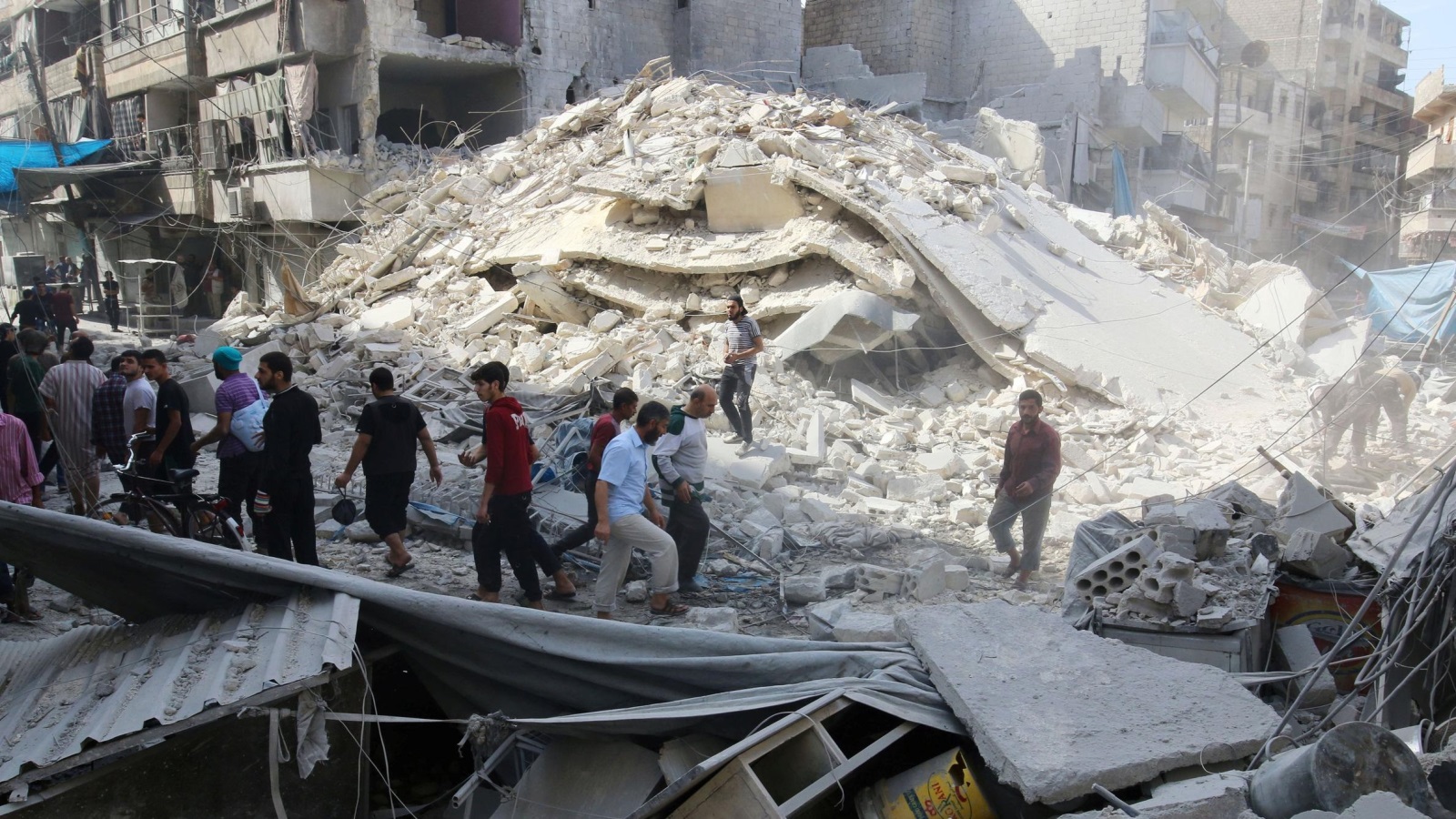 ‪آثار القصف الجوي على حي الفردوس الواقع تحت سيطرة المعارضة في حلب بسوريا‬ (رويترز)
