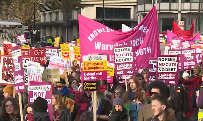 آلاف الطلبة يتظاهرون في لندن للمطالبة بمجانية التعليم الجامعي