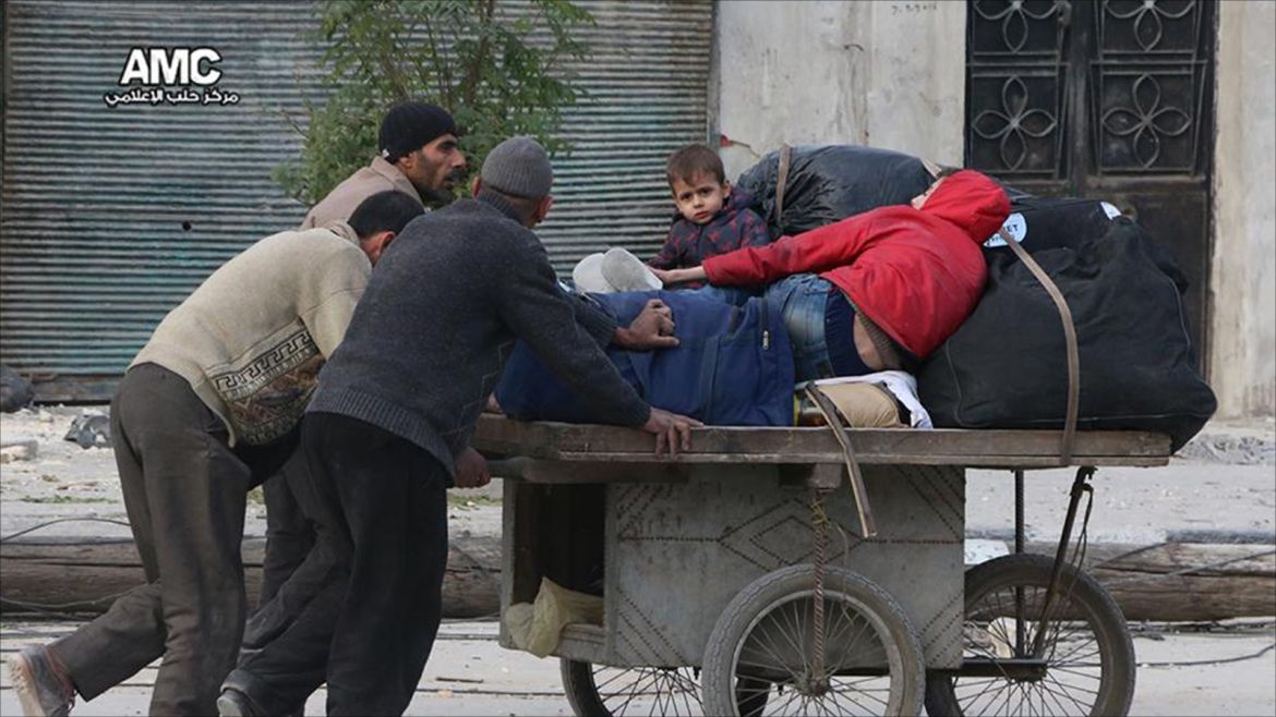 عشرات العائلات في حلب المحاصرة يغادرون منازلهم على وقع القصف المكثف