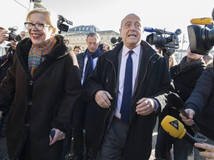 Former Prime Minister and Bordeaux's Mayor Alain Juppe (L) visits the Bordeaux Christmas Market before the second right-wing party primaries presidential election in Bordeaux, France, 26 November 2016. The second round will be 27 November 2017. Voters are choosing between France's two centre-right presidential candidates the winner of which will fight the French presidential elections on 23 April and 07 May 2017.