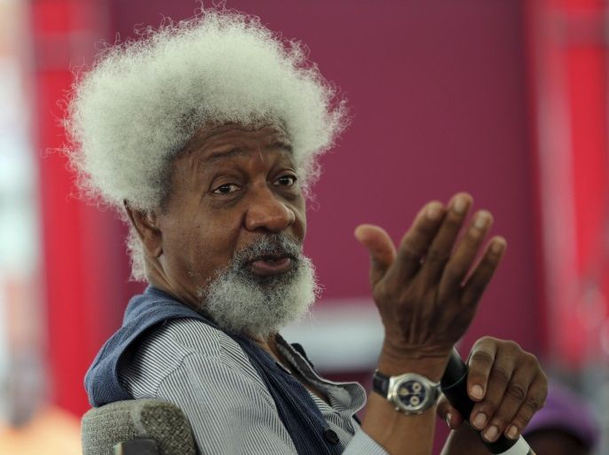 Nobel laureate Wole Soyinka speaks to pupils during a mentoring session at the Lagos Book and Art Festival November 15, 2014. REUTERS/Akintunde Akinleye (NIGERIA - Tags: SOCIETY EDUCATION)