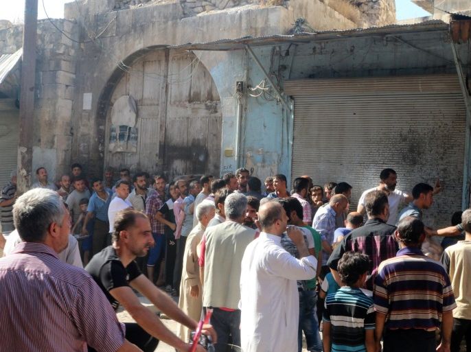 Men wait in line to receive food aid in Aleppo, Syria August 10, 2016. REUTERS/Abdalrhman Ismail