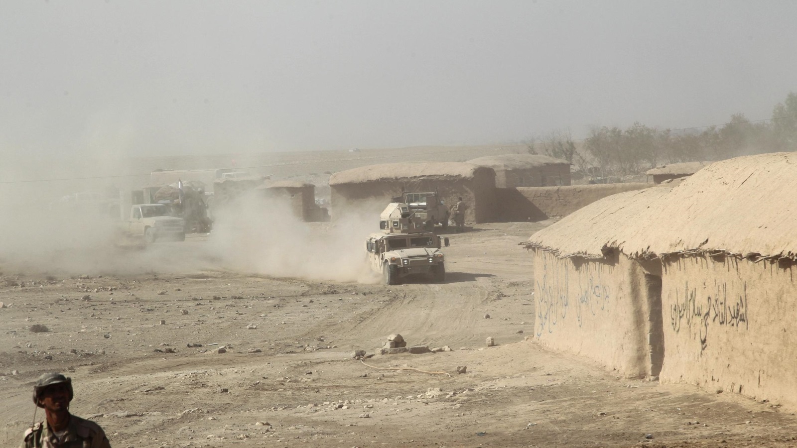 ‪القوات العراقية تشتبك مع مقاتلي تنظيم الدولة جنوب الموصل‬  القوات العراقية تشتبك مع مقاتلي تنظيم الدولة جنوب الموصل (رويترز)