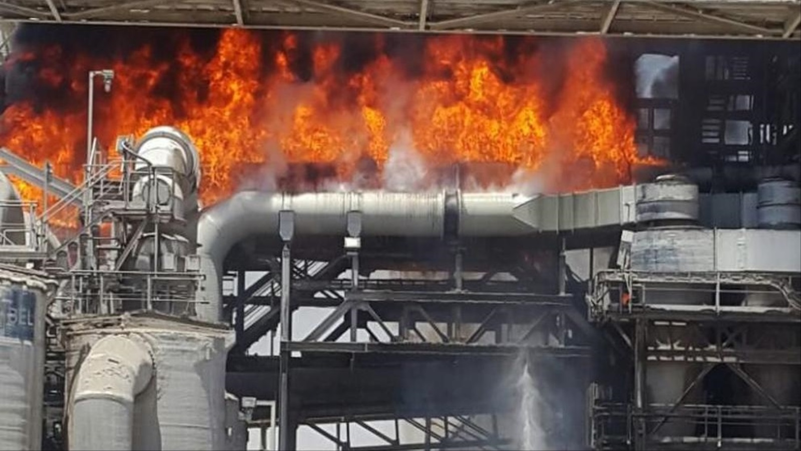 النيران التهمت مصنعا للكيماويات في ديمونا الإسرائيلية منتصف 2015 (الأوروبية)