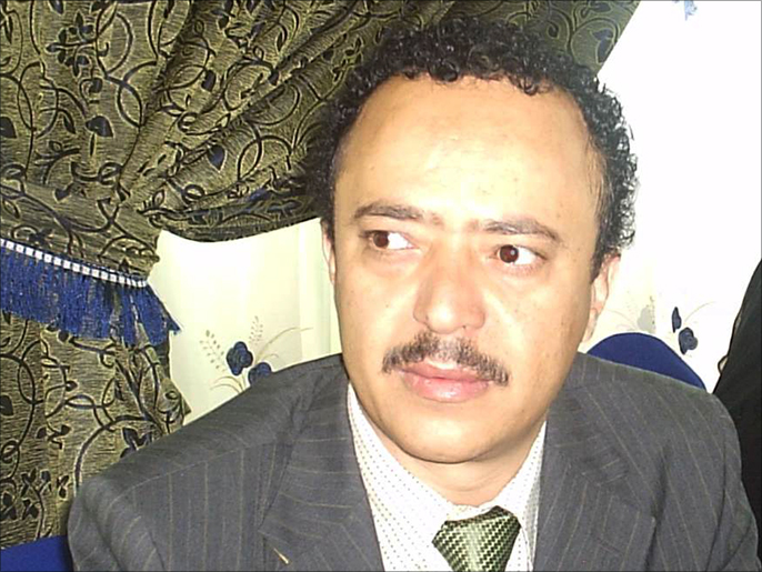 ‪غلاب: الحوثيون يرون أن صالح فريسة لم يحن موعد اصطيادها‬ غلاب: الحوثيون يرون أن صالح فريسة لم يحن موعد اصطيادها (الجزيرة)