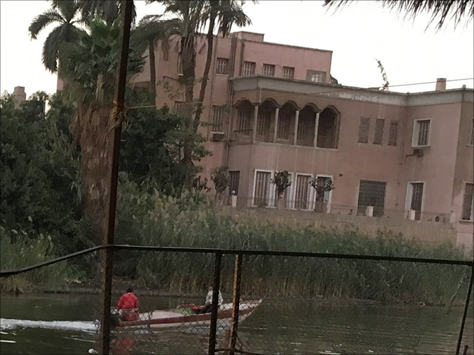 ‪قصور الأغنياء المطلة على النيل ترهب يد الحكومة عن هدمها رغم مخالفتها‬ (الجزيرة)