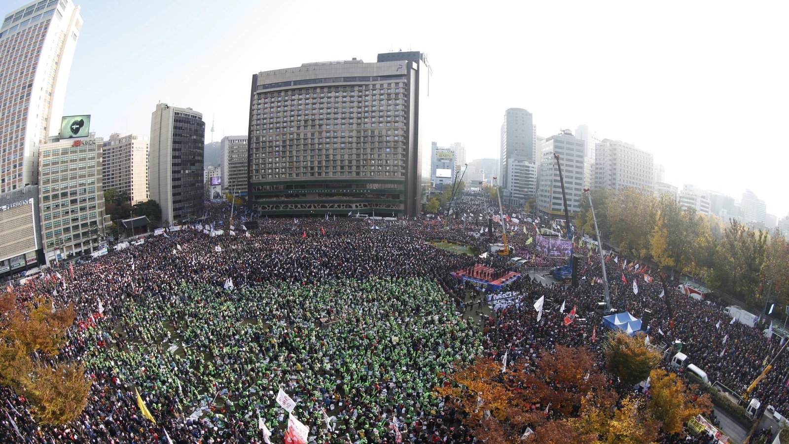 المشروفون على التظاهرة أكدوا خروج مليون شخص للمطالبة برحيل الرئيسة (الأوروبية)