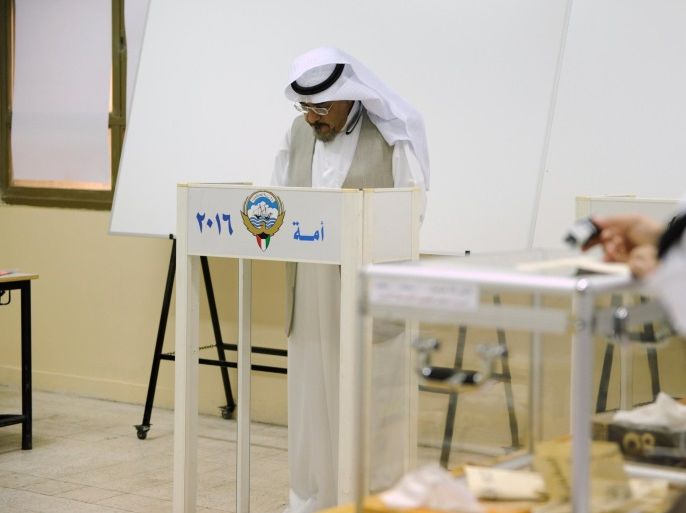 A Kuwaiti man casts his vote during parliamentary election in a polling station in Kuwait City, Kuwait November 26, 2016. REUTERS/Stringer EDITORIAL USE ONLY. NO RESALES. NO ARCHIVE.