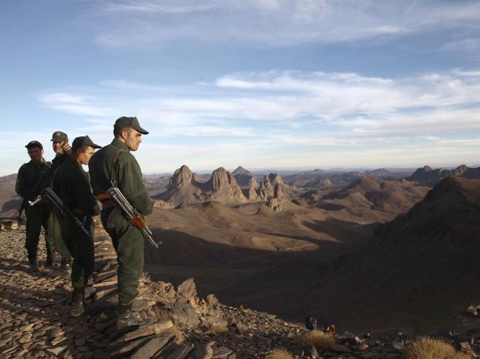 Algerian Gendarmes take position on top of the Askrem Mountain near Tamanrasset, some 2,000 km (1,243 miles) south of the Algerian capital Algiers, December 13, 2013. Picture taken December 13, 2013. REUTERS/Ramzi Boudina (ALGERIA - Tags: MILITARY ENVIRONMENT)