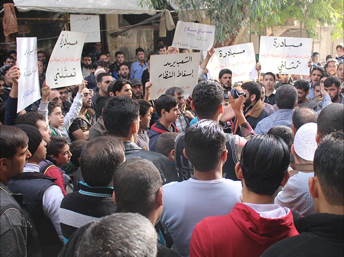 جانبا من المظاهرات التي خرجت في الغوطة الشرقية والتي حملت لافتات تظهر دعم المدنيين لمبادرة جيش الإنقاذ الوطني