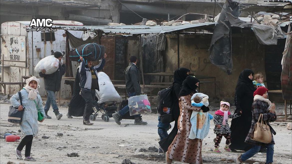 عشرات العائلات في حلب المحاصرة يغادرون منازلهم على وقع القصف المكثف