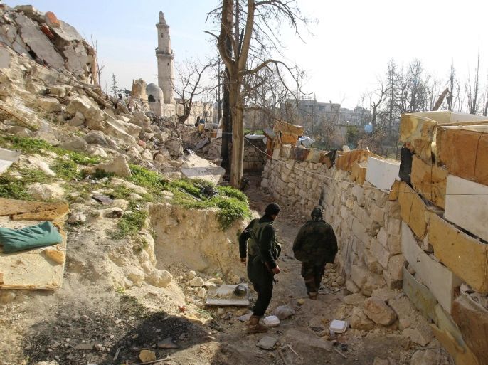 Rebel fighters of the Jabha Shamiya walk within the compound of the justice palace in the old city of Aleppo, Syria January 28, 2016. REUTERS/Abdalrhman Ismail/File Photo